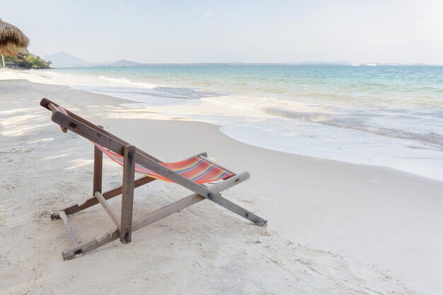 Photo une chaise sur la plage contre le ciel.