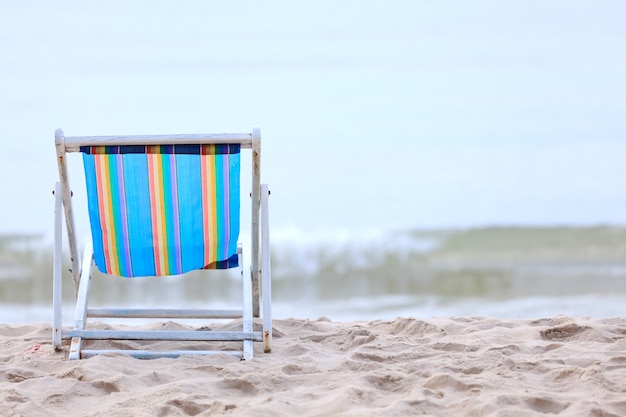 Chaise de plage et mer en arrière-plan