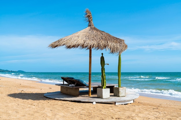 Chaise de plage et parasol avec fond de plage de mer