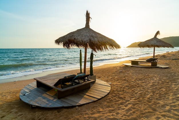 Chaise de plage et parasol avec fond de plage de mer