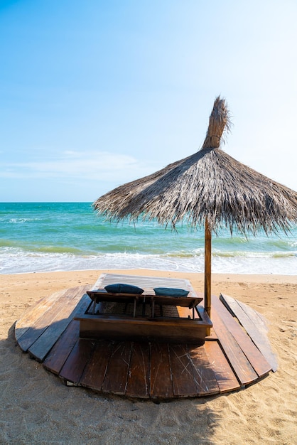 Chaise de plage et parasol avec fond de plage de mer