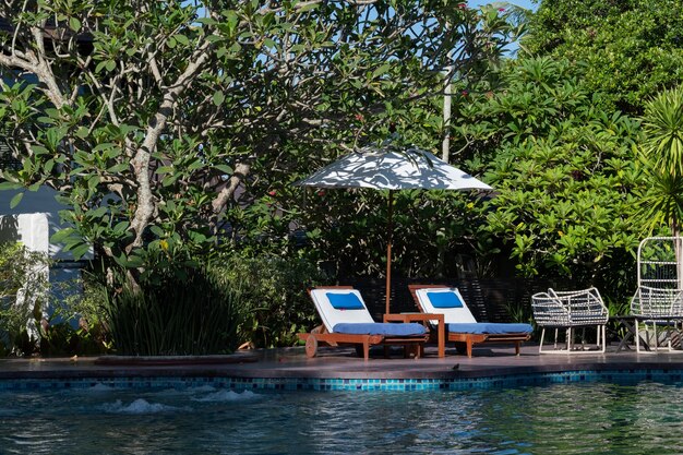 Photo chaise de plage avec parasol, heure d'été, vacances