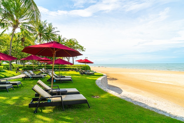 chaise de plage et parasol avec plage de mer océan