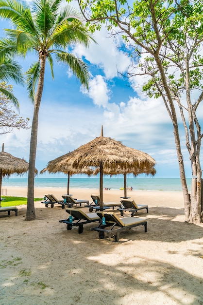 chaise de plage et parasol avec plage de mer océan