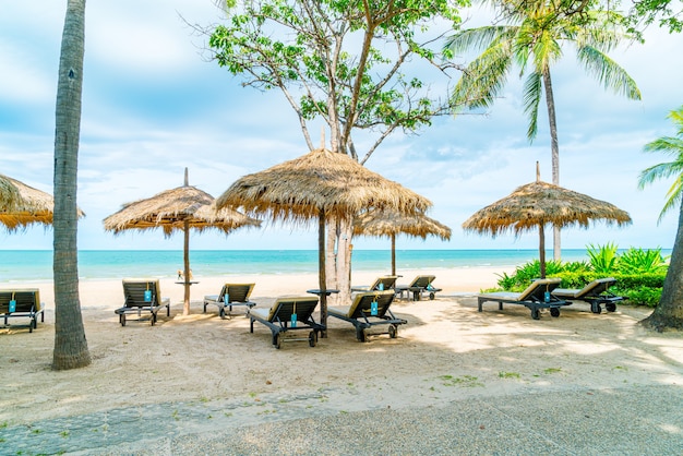 chaise de plage et parasol avec plage de la mer