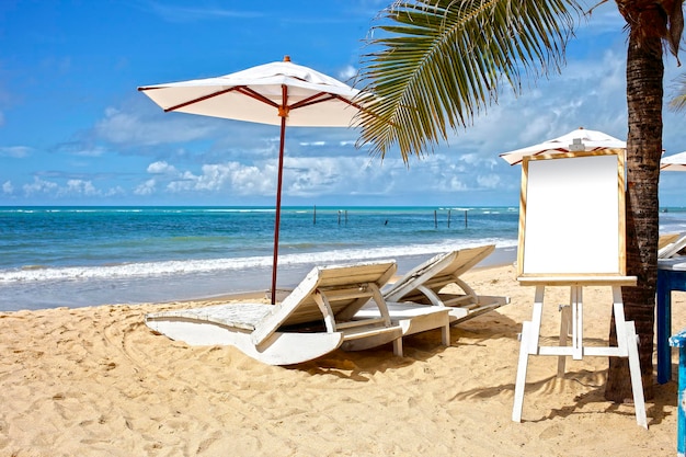 Chaise de plage et parasol