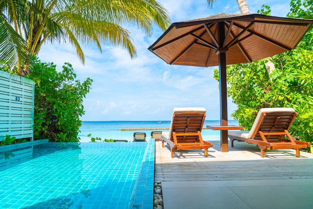 chaise de plage avec piscine et mer aux Maldives