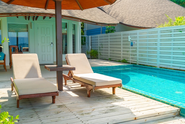 chaise de plage avec piscine et mer aux Maldives