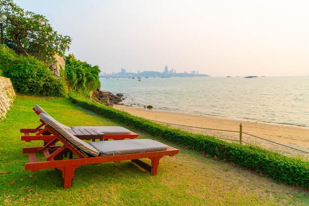 Chaise de plage avec plage mer au coucher du soleil à Pattaya, Thaïlande