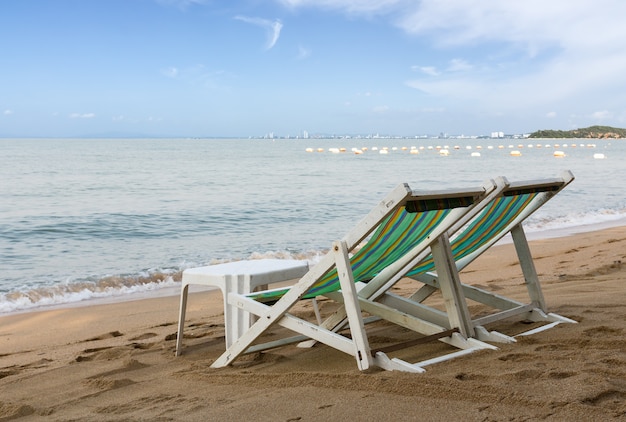 Photo chaise de plage sur la plage de pattaya