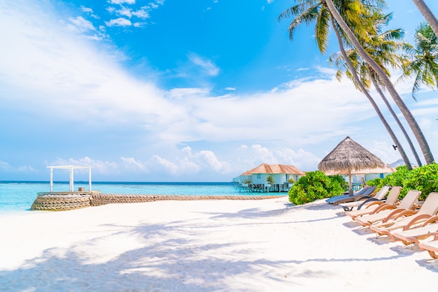 chaise de plage avec plage tropicale de l'île des Maldives et mer