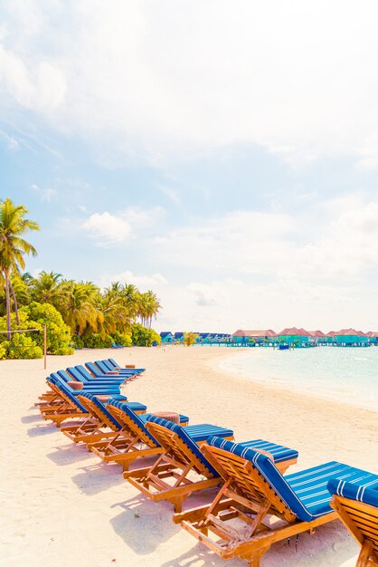 chaise de plage avec plage tropicale de l'île des Maldives et mer