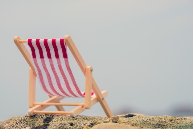 Chaise de plage rouge rayée.