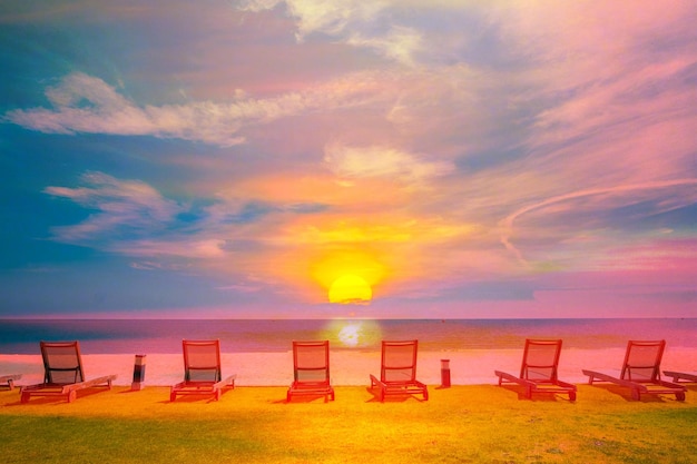 Chaise de plage avec sable blanc et ciel au lever du soleil