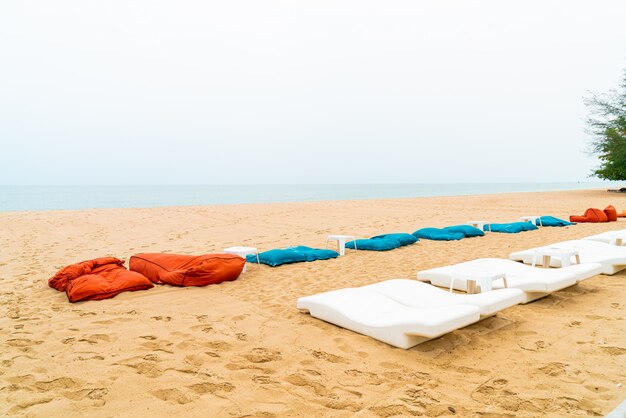 chaise de plage sur le sable avec fond de mer océan