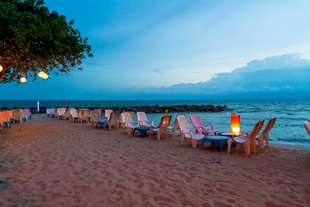 Chaise de plage avec table à manger près de la plage de la mer