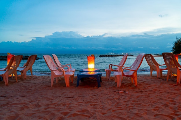 Chaise de plage avec table à manger près de la plage de la mer