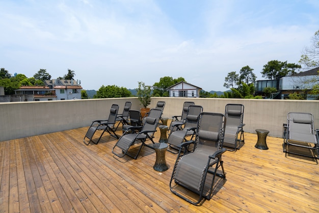 Chaise de plage sur le toit de la villa de vacances