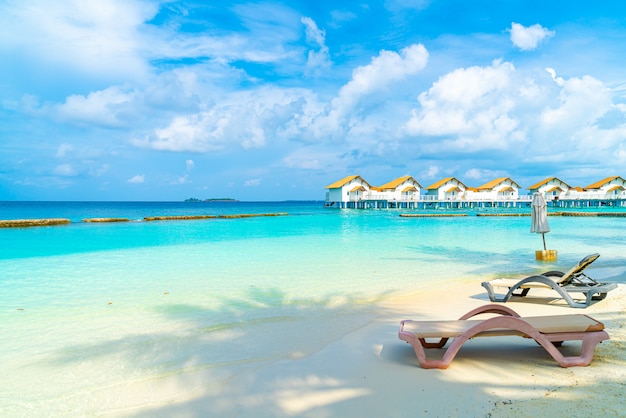 chaise de plage avec tropical Maldives resort hotel île et mer