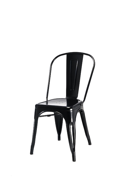 Une chaise en plastique noir avec un fond blanc.