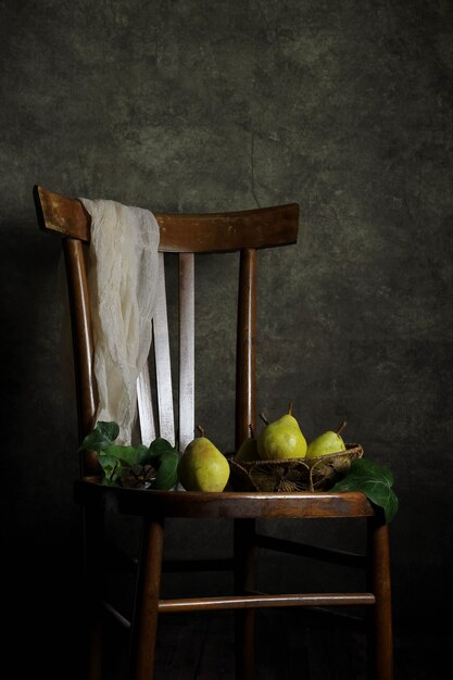 Chaise avec poires et petit panier