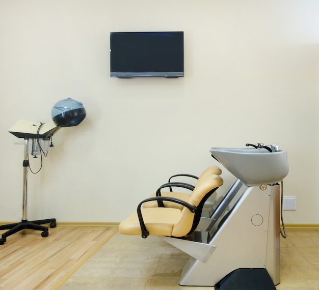 Chaise pour laver les cheveux dans un salon de coiffure.