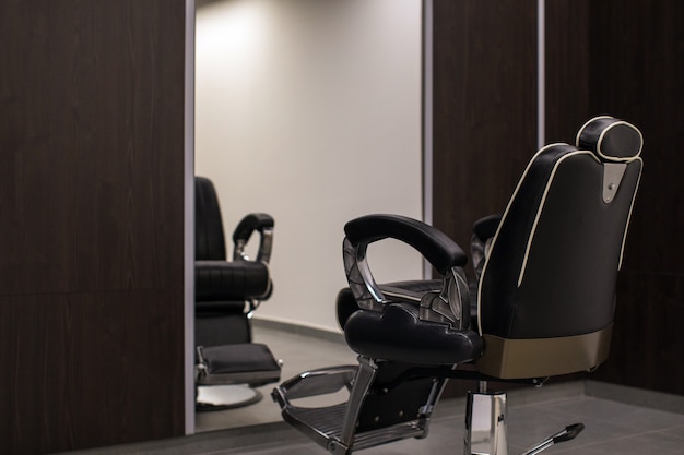 Chaise près du miroir en salon de coiffure