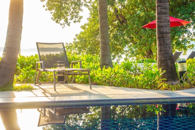 Photo une chaise près de la piscine dans la cour.