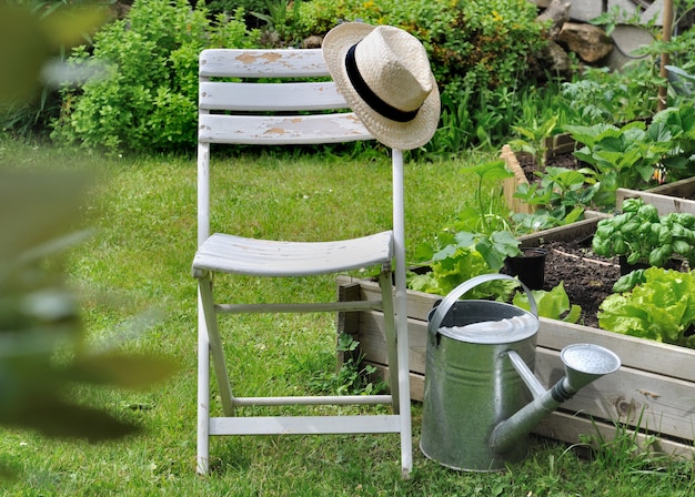 Chaise de relaxation dans le jardin