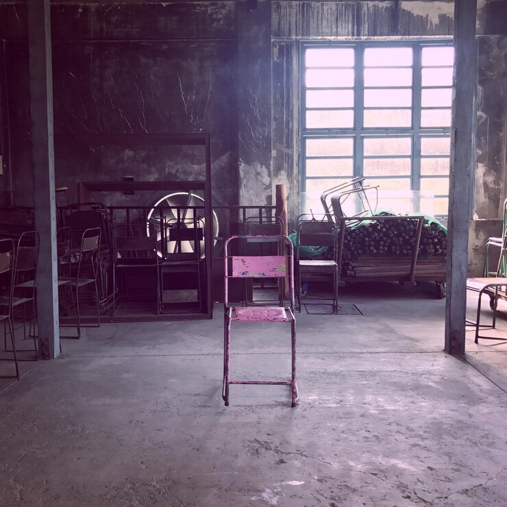 Photo une chaise rose.