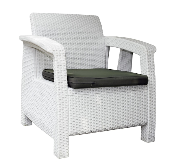 chaise en rotin avec chemin de coupe isolé sur blanc