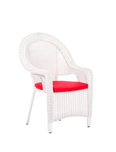 Chaise en rotin en osier blanc, isolée sur fond blanc.