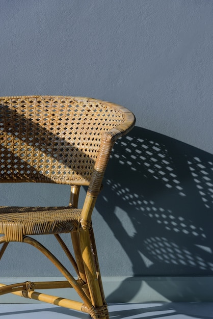 Photo chaise en rotin sur le sol, concept de décoration d'intérieur