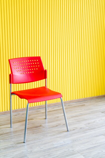 chaise rouge avec mur jaune