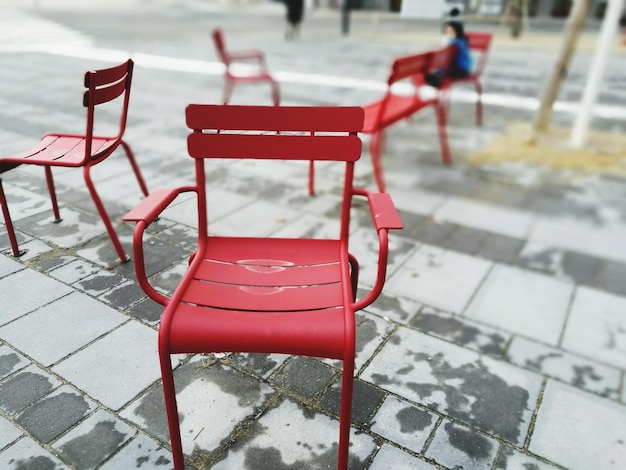 Photo une chaise rouge vide sur le trottoir.