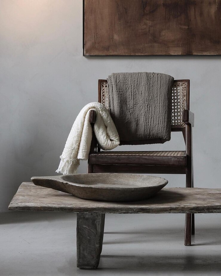 Une chaise rustique et un bol en bois