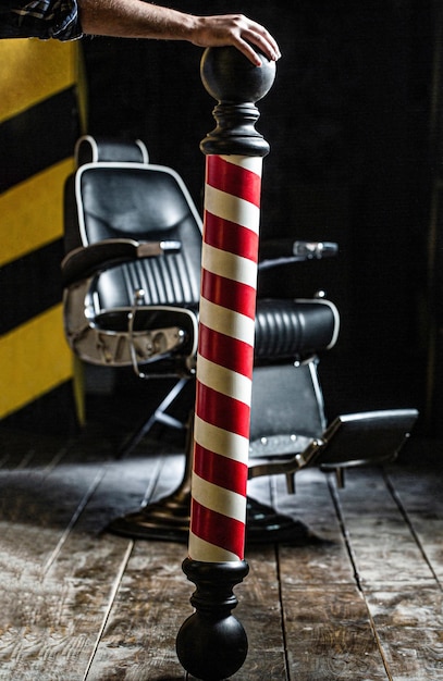 Chaise de salon de coiffure Fauteuil de salon de coiffure Salon de coiffure pour hommes Pôle de salon de coiffure Logo du symbole du salon de coiffure Chaise de barbier vintage élégante