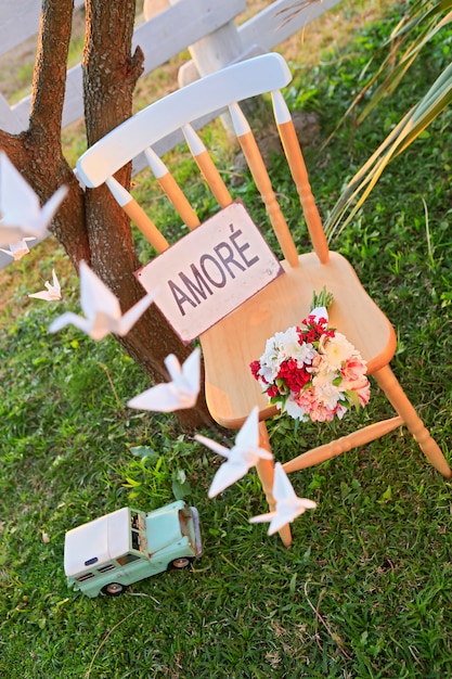 Chaise avec signe d'amour et fleurs