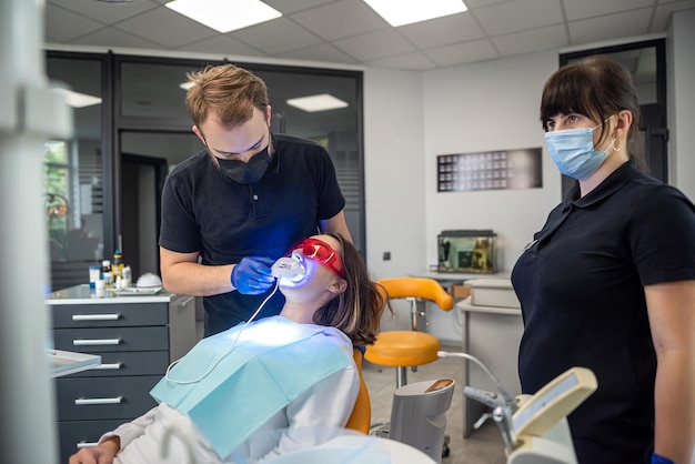 Chaise spéciale où le dentiste et l'assistant effectueront un traitement dentaire sous une lampe UV