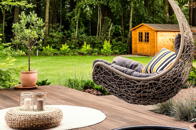 Chaise suspendue dans le jardin