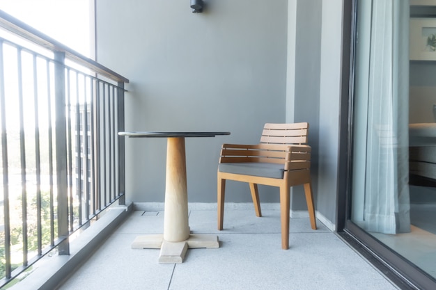 chaise et table en bois sur balcon