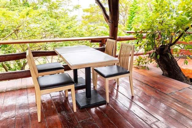 Chaise et table en bois sur balcon