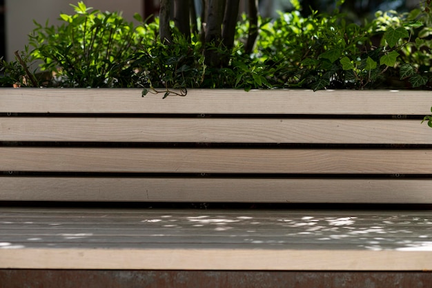 chaise et table en bois avec fleur