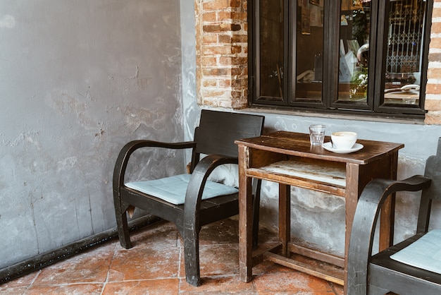 Chaise et table en bois vintage sur balcon