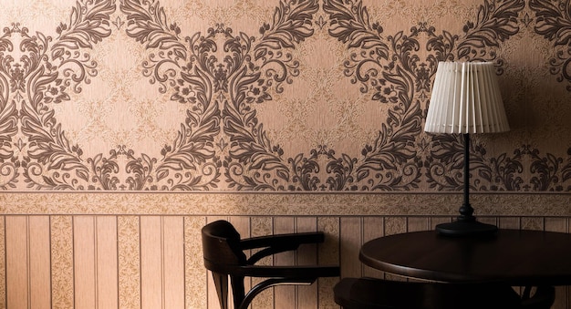 Une chaise à table contre un mur à motifs à la maison