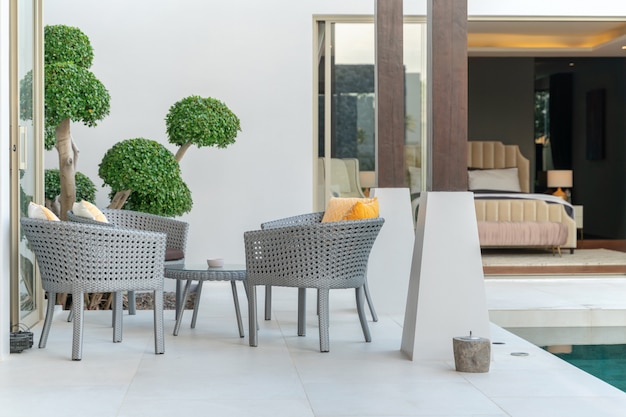 Photo chaise et table dans la maison de luxe