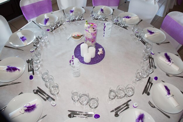 Chaise et table de mariage violets pour une cuisine raffinée