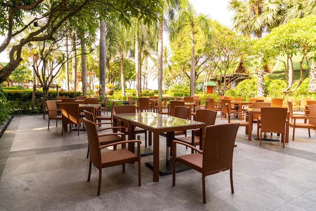 Chaise et table de patio extérieur au café-restaurant