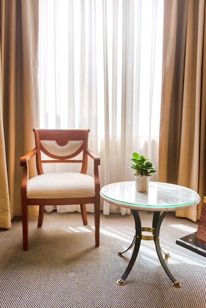 Chaise et table avec vase de petit arbre