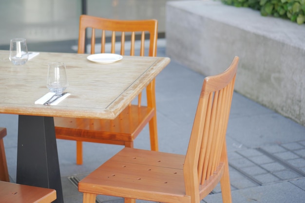 chaise et table vides en plein air